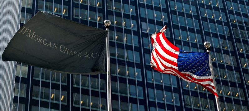 &copy; Reuters. FILE PHOTO: The JP Morgan (L) and U.S. flags wave outside the JP Morgan headquarters in New York, May 17, 2012.  REUTERS/Eduardo Munoz/File Photo