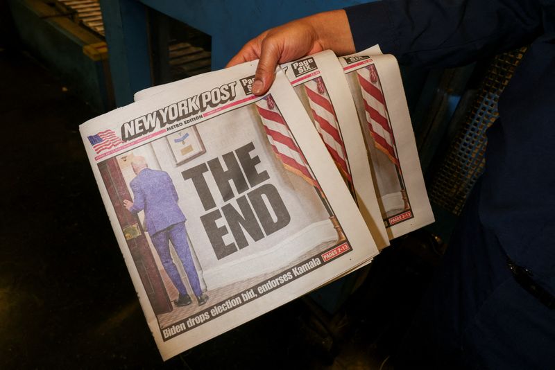 © Reuters. FILE PHOTO: Assistant Shift Foreman Howard Fewell holds copies of the New York Post front page the day U.S. President Joe Biden announced that he is dropping his reelection bid, at the New York Times College Point Printing Plant in Queens, New York City, New York, U.S., July 21, 2024. REUTERS/Caitlin Ochs/File Photo