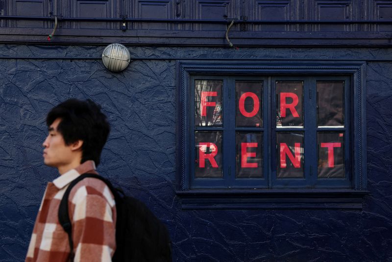 © Reuters. FILE PHOTO: A man walks by as sign advertising real estate for rent in the SoHo area of New York City, U.S., February 8, 2024. REUTERS/Shannon Stapleton/File Photo