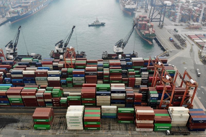 © Reuters. FILE PHOTO: A drone view shows containers and ships at the Kwai Chung Container Terminal in Hong Kong, China June 6, 2021. REUTERS/Aleksander Solum/File Photo