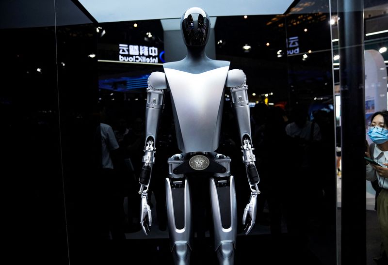 © Reuters. FILE PHOTO: A Tesla Bot is displayed at the World Artificial Intelligence Conference (WAIC) in Shanghai, China July 6, 2023. REUTERS/Aly Song/File Photo