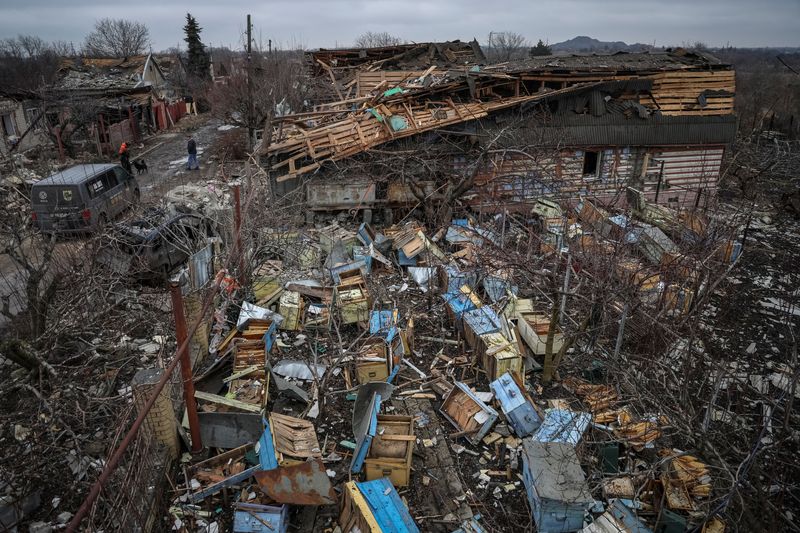 © Reuters. FILE PHOTO: A view of destroyed bee hives a site of a Russian missile strike in an area in the village of Rivne near the Pokrovsk town, amid Russia's attack on Ukraine, in Donetsk region, Ukraine January 7, 2024. REUTERS/Oleksandr Ratushniak/File Photo