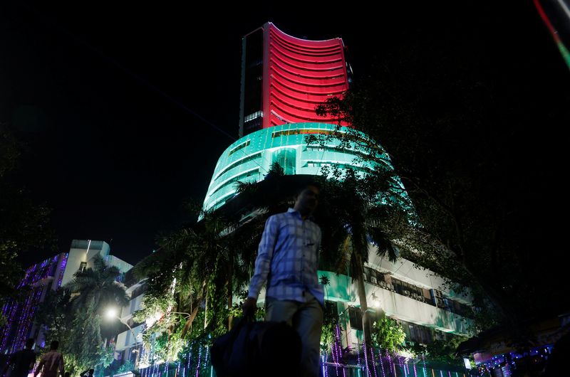 © Reuters. FILE PHOTO; The Bombay Stock Exchange (BSE) building is seen lit up for Diwali, the Hindu festival of lights, in Mumbai, India, November 12, 2023. REUTERS/Francis Mascarenhas/File Photo