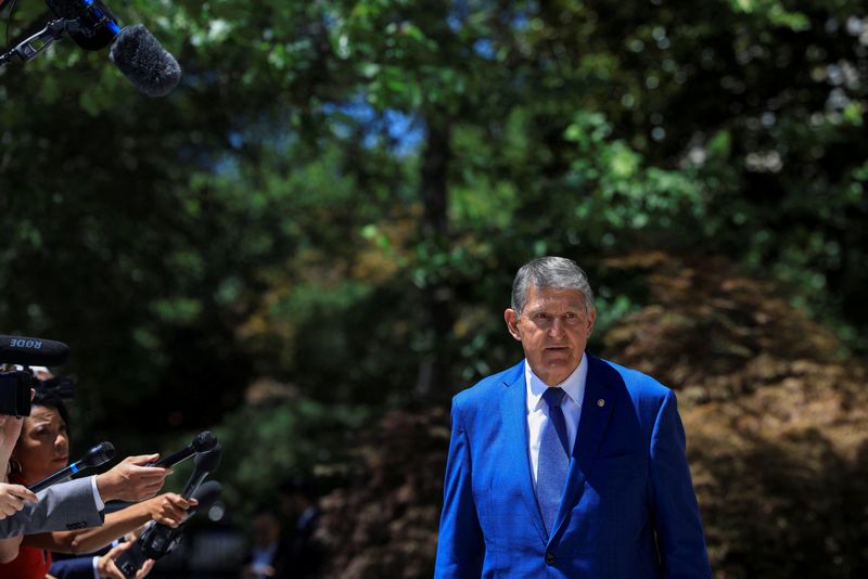 &copy; Reuters. U.S. Sen. Joe Manchin (I-WV) enters a caucus lunch to receive a briefing from President Biden's campaign advisors amid questions about Biden's reelection campaign, on Capitol Hill in Washington, U.S., July 11, 2024. REUTERS/Kevin Mohatt/File Photo