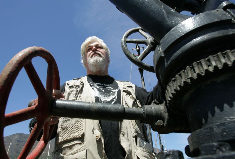 © Reuters. FILE PHOTO: Canadian Paul Watson, the captain of the anti-whaling ship the Farley Mowat, stands on the deck of the boat in Cape Town, South Africa January 30, 2006.  REUTERS/Howard Burditt/File Photo