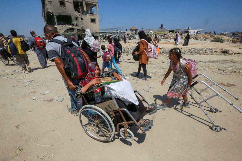 &copy; Reuters. Palestinos fogem de Khan Younis, sul de Gazan 22/7/2024    REUTERS/Hatem Khaled