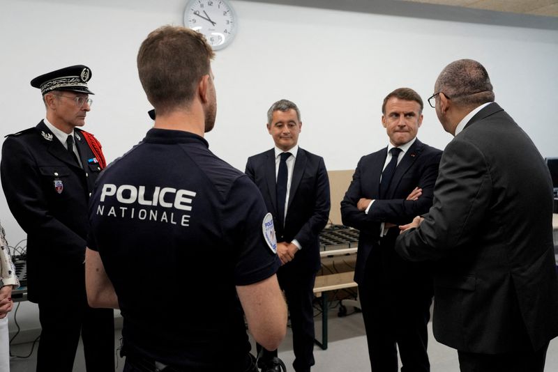 &copy; Reuters. Presidente francês Emmanuel Macron visita vila olímpica em Parisn 22/7/2024   Michel Euler/Pool via REUTERS
