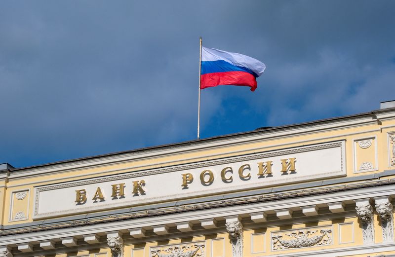 © Reuters. FILE PHOTO: A Russian state flag flies over the Central Bank headquarters in Moscow, Russia May 7, 2023. A sign reads: 