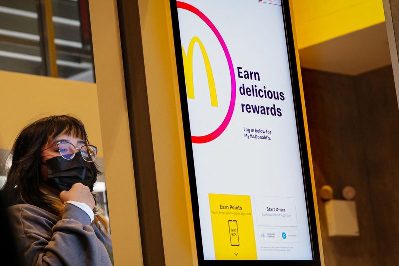 © Reuters. FILE PHOTO: A customer enters their order into a kiosk at a McDonald's in New York City, U.S., December 5, 2023.  REUTERS/Brendan McDermid/File Photo