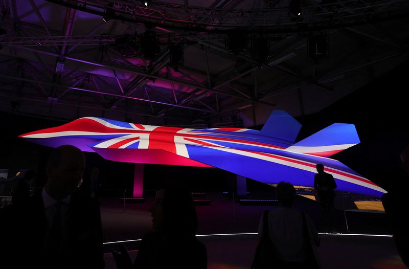 © Reuters. Attendees view the GCAP (Global Combat Air Programme) concept model fighter plane at the BAE Systems pavilion at the Farnborough International Airshow, in Farnborough, Britain, July 22, 2024. REUTERS/Toby Melville