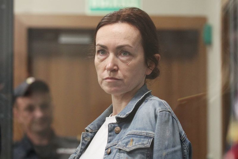 &copy; Reuters. La giornalista russo-americana di Radio Free Europe/Radio Liberty (RFE/RL) Alsu Kurmasheva, in stato di fermo dopo essere stata accusata di aver violato la legge russa sugli agenti stranieri, assiste a un'udienza in tribunale a Kazan, Russia, il 31 maggio