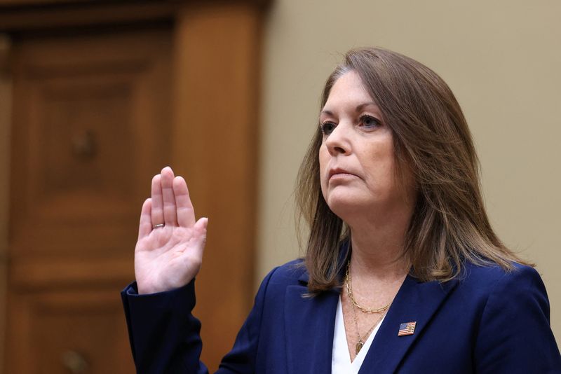 © Reuters. U.S. Secret Service Director Kimberly Cheatle is sworn in during a House of Representatives Oversight Committee hearing on the security lapses that allowed an attempted assassination of Republican presidential nominee Donald Trump, on Capitol Hill in Washington, U.S., July 22, 2024. REUTERS/Kevin Mohatt