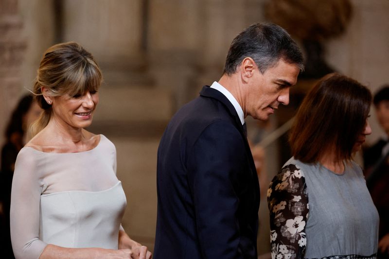 &copy; Reuters. Pedro Sánchez e a mulher Begoña Gómez em Madrin 19/6/2024    REUTERS/Juan Medina