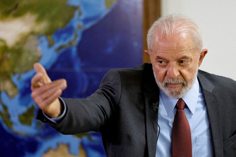 © Reuters. FILE PHOTO: Brazilian President Luiz Inacio Lula da Silva gestures during a meeting at the Planalto Palace in Brasilia, Brazil, April 8, 2024. REUTERS/Ueslei Marcelino/File Photo