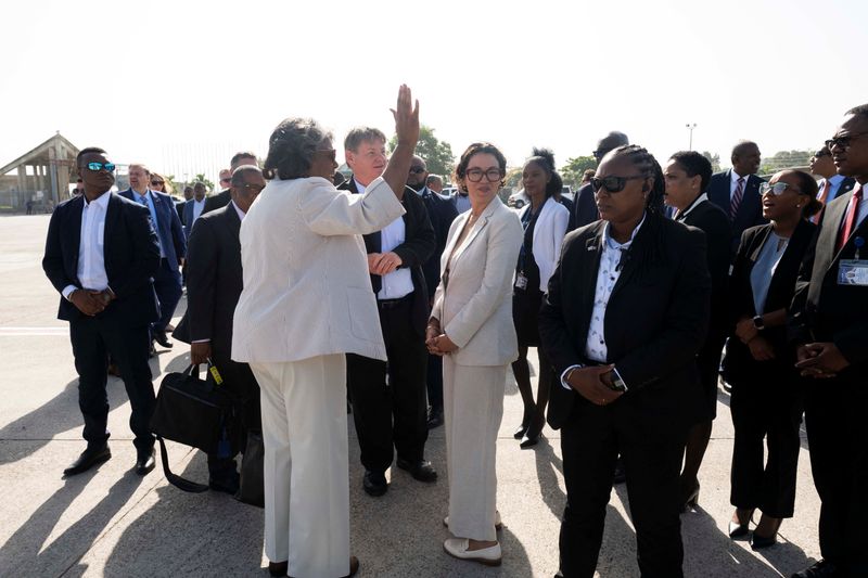 © Reuters. U.S. Ambassador to the United Nations Linda Thomas-Greenfield waves to greets upon arrival in Port-au-Prince, Haiti July 22, 2024. Thomas-Greenfield is scheduled to hold talks with the country's transitional presidential council and new Prime Minister Garry Conille during the day-long trip.     ROBERTO SCHMIDT/Pool via REUTERS