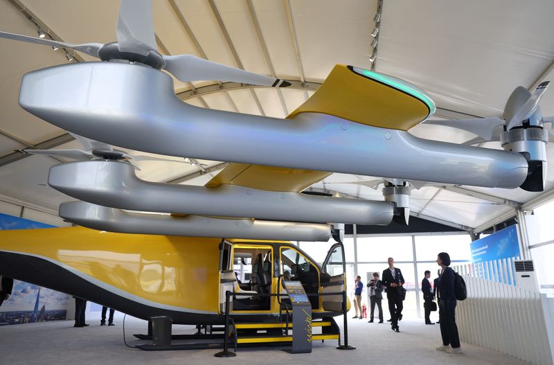 © Reuters. Attendees view a Wisk autonomous electric air taxi at the Farnborough International Airshow, in Farnborough, Britain, July 22, 2024. REUTERS/Toby Melville