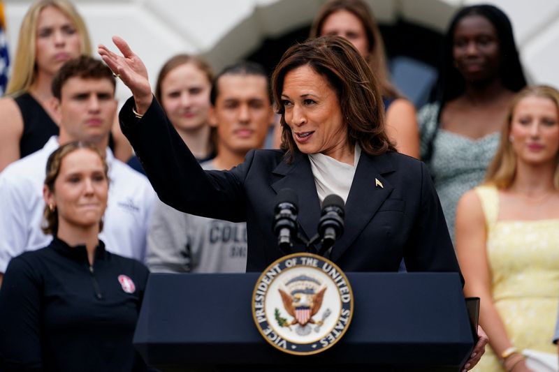 © Reuters. U.S. Vice President Kamala Harris, delivers remarks to the women and men's National Collegiate Athletic Association (NCAA) Champion teams in her first public appearance since President Joe Biden dropped out of the 2024 race, on the South Lawn of the White House, Washington, U.S., July 22, 2024. REUTERS/Nathan Howard