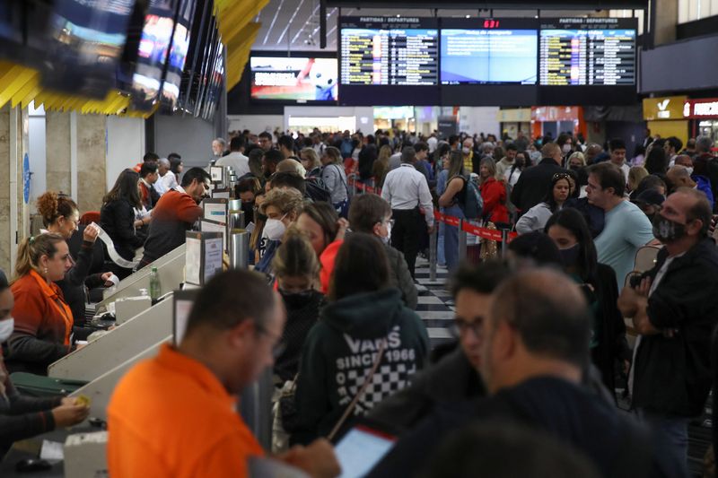 © Reuters. Passageiros em filas no aeroporto de Congonhas em São Paulo
23/12/2022
REUTERS/Carla Carniel