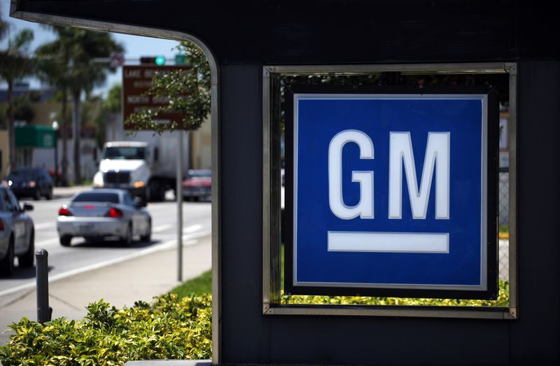 © Reuters. Placa com logo da GM em concessionária em Miami, EUA
12/08/2010
REUTERS/Carlos Barria
