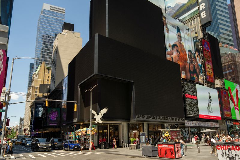 &copy; Reuters. FILE PHOTO: People stand near the blacked-out digital billboards at Times Square following a global IT outage, in New York City, U.S. July 19, 2024. REUTERS/David 'Dee' Delgado/File Photo