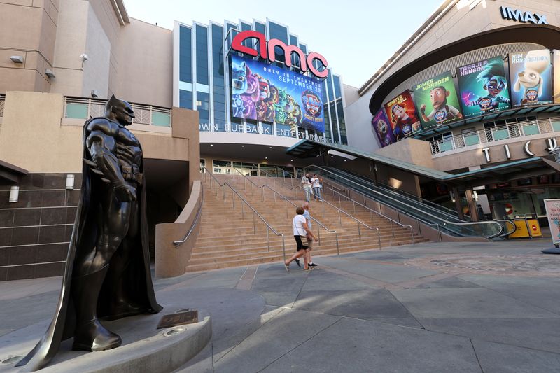 © Reuters. FILE PHOTO: People walk by an AMC theatre in Burbank, California, U.S., October 12, 2023. REUTERS/Mario Anzuoni/File Photo