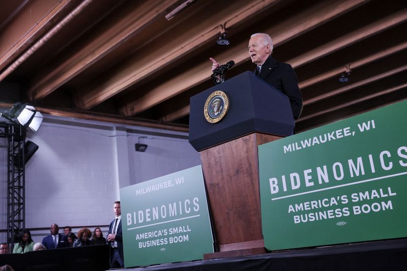 © Reuters. FILE PHOTO: U.S. President Joe Biden discusses the Biden administration economic policies during a visit to the Wisconsin Black Chamber of Commerce in Milwaukee, Wisconsin, U.S., December 20, 2023. REUTERS/Leah Millis/File Photo