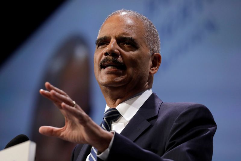 © Reuters. FILE PHOTO: Former U.S. Attorney General Eric Holder addresses the Human Rights Campaign (HRC) dinner in Washington, U.S., September 15, 2018. REUTERS/Yuri Gripas/File Photo