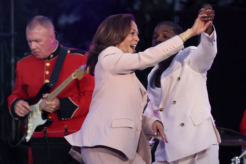 &copy; Reuters. FILE PHOTO: U.S. Vice-President Kamala Harris dances with Kirk Franklin during a Juneteenth concert hosted by U.S. President Joe Biden on the South Lawn at the White House in Washington, D.C., U.S. June 10, 2024. REUTERS/Leah Millis/File Photo