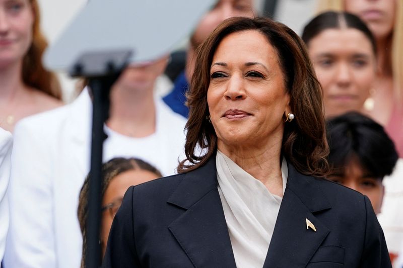 © Reuters. U.S. Vice President Kamala Harris, looks on during an event with the women and men's National Collegiate Athletic Association (NCAA) Champion teams in her first public appearance since President Joe Biden dropped out of the 2024 race, on the South Lawn of the White House, Washington, U.S., July 22, 2024. REUTERS/Nathan Howard