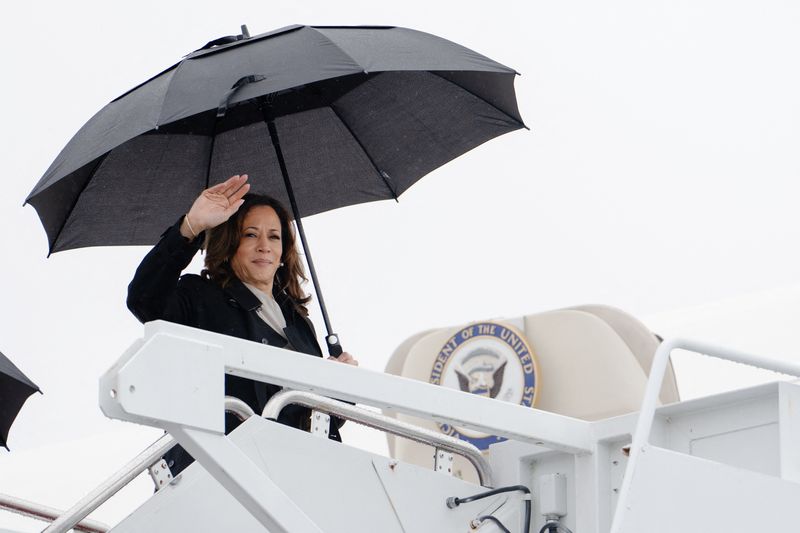 © Reuters. U.S. Vice President Kamala Harris walks to board Air Force Two at Joint Base Andrews in Maryland, U.S. July 22, 2024. Erin Schaff/Pool via REUTERS