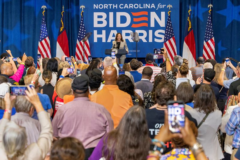 © Reuters. FILE PHOTO: U.S. Vice President Kamala Harris campaigns at Westover High School in Fayetteville, North Carolina, U.S., July 18, 2024. REUTERS/Kevi Mohatt/File Photo