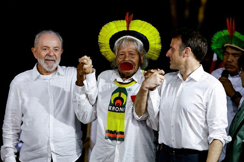 © Reuters. FILE PHOTO: French President Emmanuel Macron and Brazil's President Luiz Inacio Lula da Silva attend a ceremony of presentation of the Legion of Honor to honor Brazil's indigenous chief Raoni Metuktire, at the Combu Island, near Belem, Brazil, March 26, 2024. REUTERS/Ueslei Marcelino/File Photo