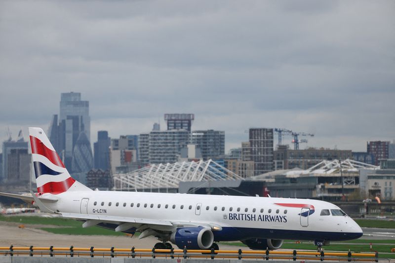 &copy; Reuters. FILE PHOTO: A British Airways  Embraer ERJ-190SR prepares to take off from London City Airport in London, Britain, April 11, 2024. REUTERS/Isabel Infantes/File Photo