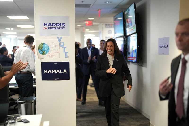 © Reuters. U.S. Vice President Kamala Harris arrives at her Presidential Campaign headquarters in Wilmington, DE, U.S.,  July 22, 2024.  Erin Schaff/Pool via REUTERS