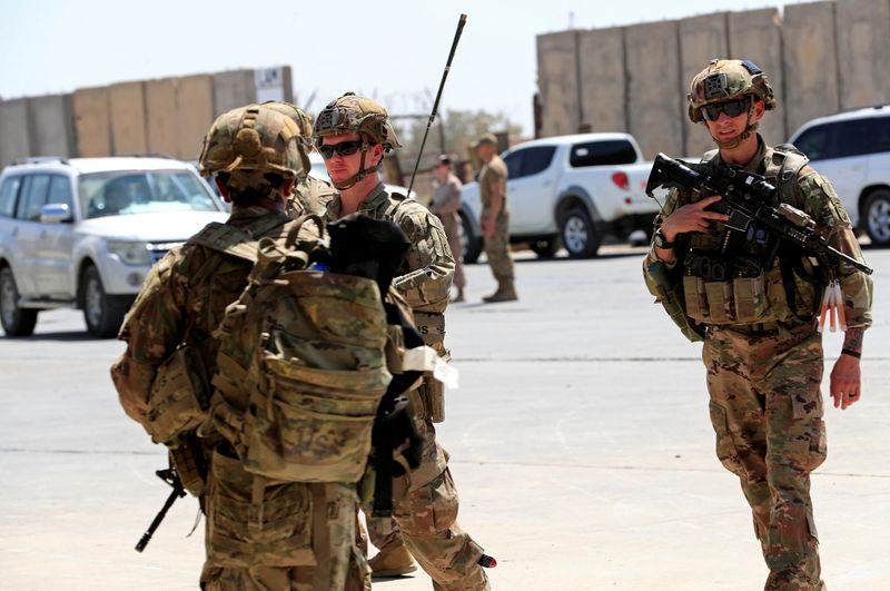 © Reuters. FILE PHOTO: U.S. soldiers are seen during a handover ceremony of Taji military base from US-led coalition troops to Iraqi security forces, in the base north of Baghdad, Iraq August 23, 2020. REUTERS/Thaier Al-Sudani/File Photo