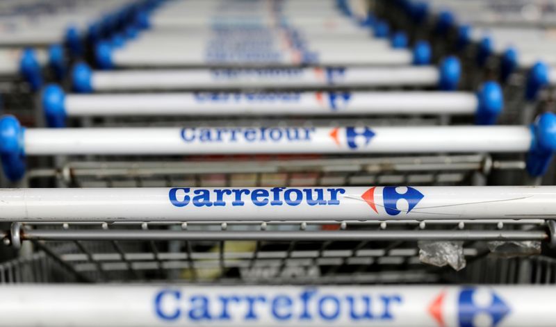 © Reuters. Logo do Carrefour em carrinhos de compras em São Paulo
18/07/2017
REUTERS/Paulo Whitaker