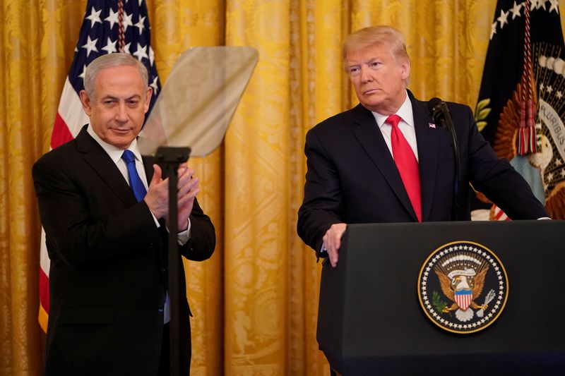 © Reuters. Israel's Prime Minister Benjamin Netanyahu applauds as he and U.S. President Donald Trump deliver joint remarks on a Middle East peace plan proposal in the East Room of the White House in Washington, U.S., January 28, 2020. REUTERS/Joshua Roberts/ File Photo 