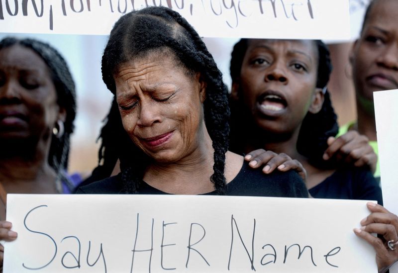 Video of Illinois deputy shooting Black woman sparks outrage