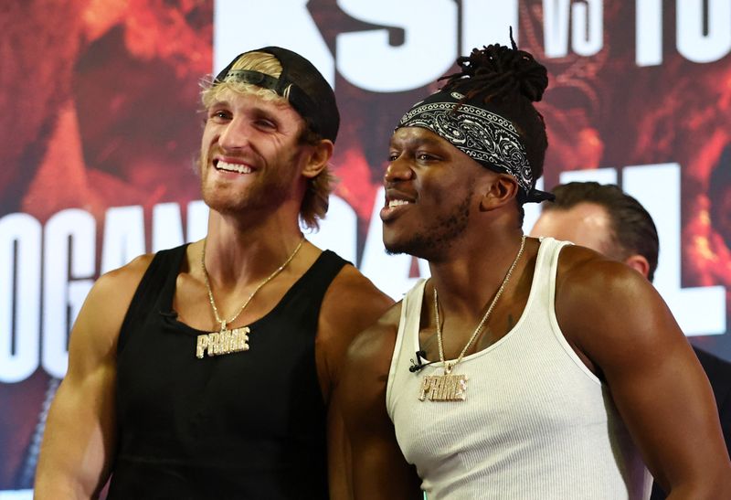 © Reuters. FILE PHOTO: Boxing - X Series Press Conference - OVO Arena Wembley, London, Britain - August 22, 2023 Logan Paul with KSI during the press conference Action Images via Reuters/Andrew Boyers