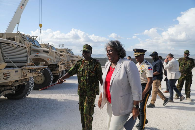 © Reuters. U.S. Ambassador to the United Nations Linda Thomas-Greenfield and Kenyan Police Commander Godfrey Otunga check the vehicles at the Kenyan police base, in Port-au-Prince, Haiti July 22, 2024. REUTERS/Ralph Tedy Erol