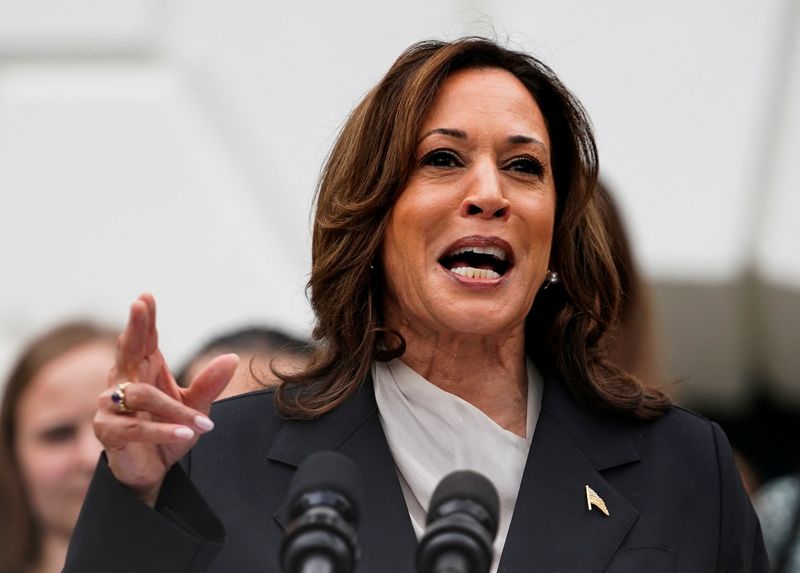 © Reuters. U.S. Vice President Kamala Harris, delivers remarks to the women and men's National Collegiate Athletic Association (NCAA) Champion teams in her first public appearance since President Joe Biden dropped out of the 2024 race, on the South Lawn of the White House, Washington, U.S., July 22, 2024. REUTERS/Nathan Howard/ File Photo