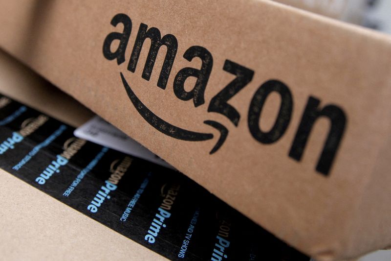 © Reuters. FILE PHOTO: Amazon boxes are seen stacked for delivery in the Manhattan borough of New York City, January 29, 2016. REUTERS/Mike Segar/File Photo