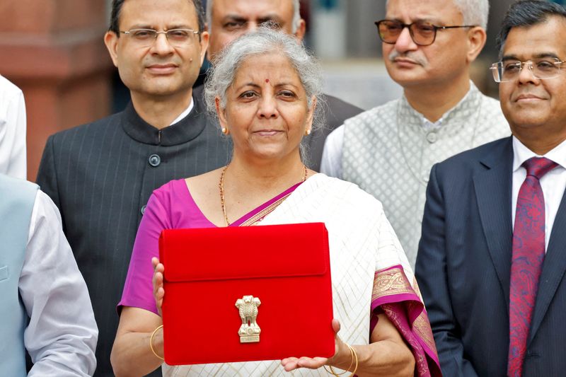 © Reuters. Bộ trưởng Tài chính Ấn Độ Nirmala Sitharaman cầm một tập tài liệu có logo của Chính phủ Ấn Độ khi bà rời văn phòng để trình bày ngân sách liên bang tại quốc hội ở New Delhi, Ấn Độ, ngày 23 tháng 7 năm 2024. REUTERS/Altaf Hussain