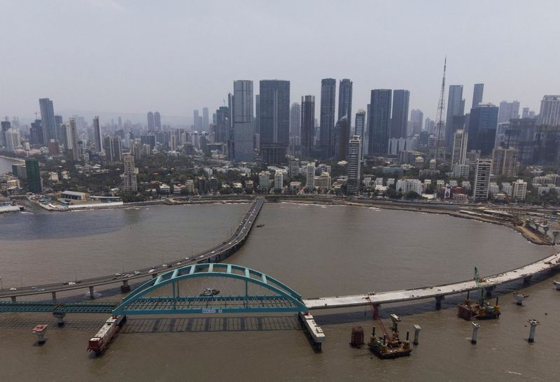 © Reuters. FILE PHOTO: A drone view shows a bowstring arch bridge, installed by Hindustan Construction Company, that will connect the Bandra-Worli sea link and the coastal road in Mumbai, India, April 26, 2024. REUTERS/Francis Mascarenhas/File photo