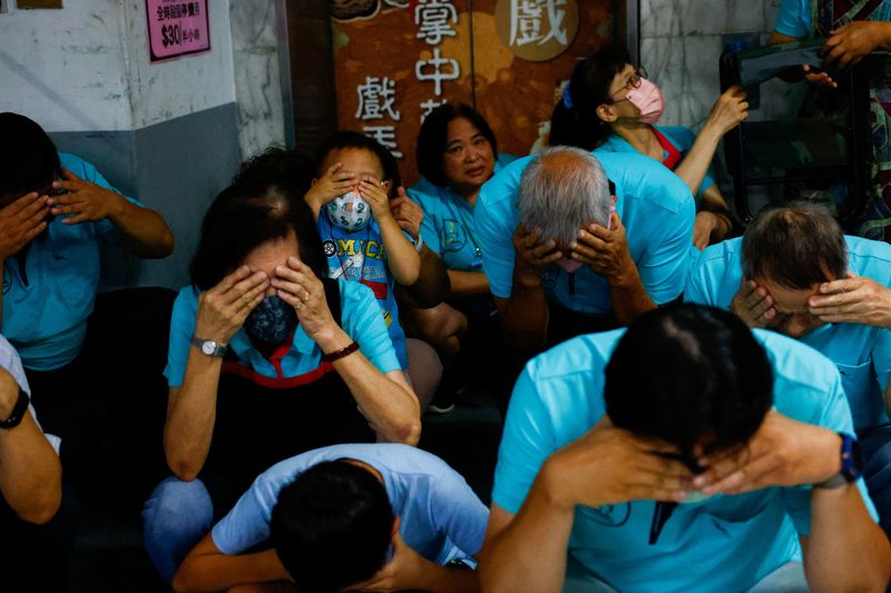 © Reuters. People participate in the annual air-raid exercise, where people are ordered to stay indoors for 30 minutes in Taipei, Taiwan July 23, 2024. REUTERS/Ann Wang 