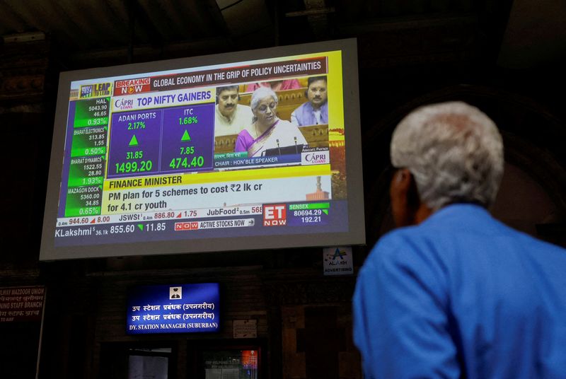 © Reuters. A man watches a screen displaying India's Finance Minister Nirmala Sitharaman's budget speech at a railway station in Mumbai, July 23, 2024. REUTERS/Francis Mascarenhas