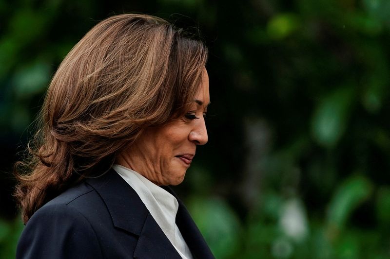 © Reuters. U.S. Vice President Kamala Harris, arrives to address the women and men's National Collegiate Athletic Association (NCAA) Champion teams in her first public appearance since President Joe Biden dropped out of the 2024 race, on the South Lawn of the White House, Washington, U.S., July 22, 2024. REUTERS/Nathan Howard/File Photo     