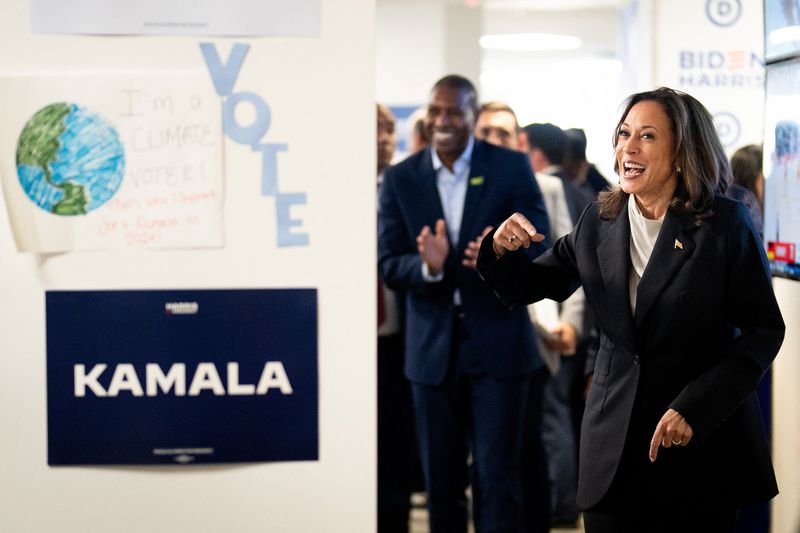 &copy; Reuters. U.S. Vice President Kamala Harris walks at her Presidential Campaign headquarters in Wilmington, DE, U.S.,  July 22, 2024.  Erin Schaff/Pool via REUTERS/File Photo