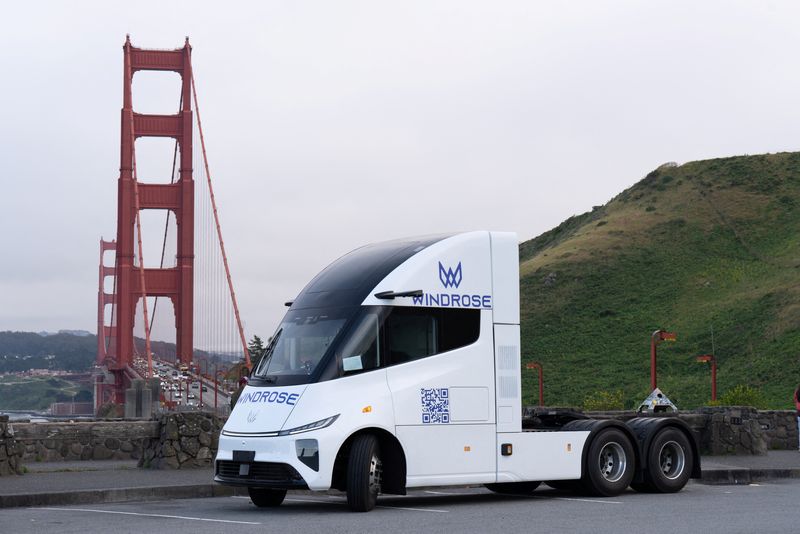 &copy; Reuters. A Windrose electric truck is seen near the Golden Gate Bridge in San Francisco, California, U.S., in this May 2024 handout picture provided by Windrose on July 23, 2024.  Windrose/Handout via REUTERS 