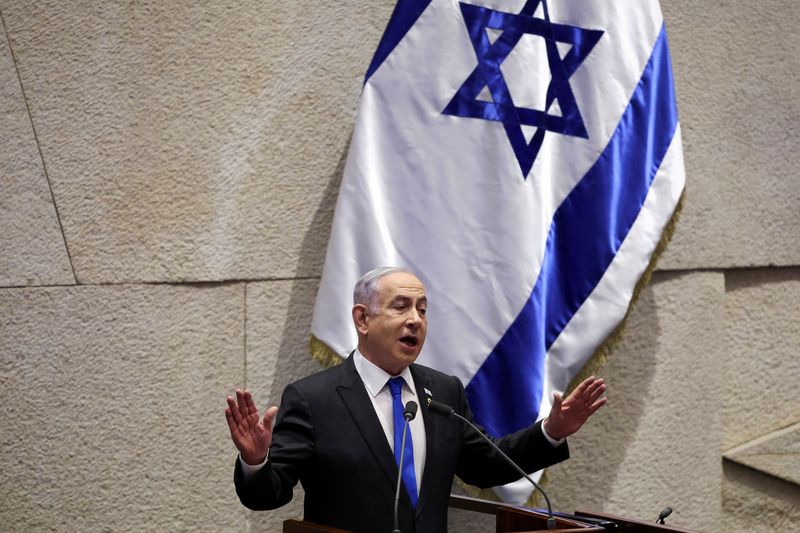 &copy; Reuters. Il primo ministro israeliano Benjamin Netanyahu assiste a una discussione alla Knesset, il Parlamento israeliano, a Gerusalemme il 17 luglio 2024. REUTERS/Ronen Zvulun/Foto archivio